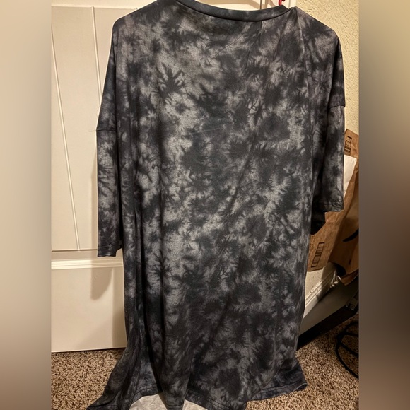 SHEIN Black Graphic Tee with Alien and Kids - Picture 3 of 3